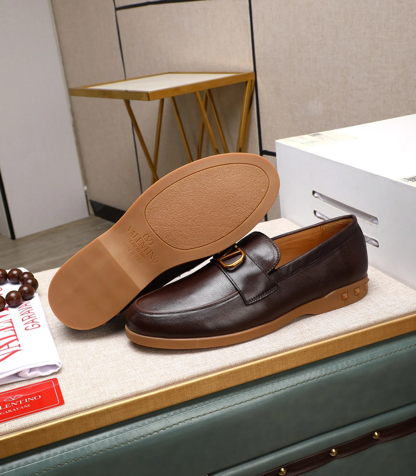 Men's shoes 💰520 [Valentino-Valentino] High-quality boutique men's shoes. The same style as the celebrities, original and authentic.✅ Made of imported cowhide + original apricot cowhide lining. The French luxury model is priced at 14,080 Swiss francs. It is also a Paris Fashion Week catwalk model. A brand can be deeply rooted in your heart, and a pair of shoes can make you linger. What you wear is not only noble, but also an aura. 👻Standard 38-45